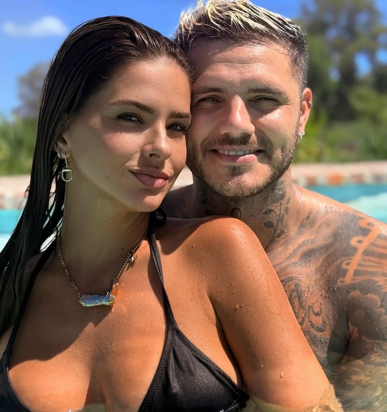 China Suárez posó con un picante cartel, en pleno romance con Mauro Icardi y en guerra con Wanda Nara