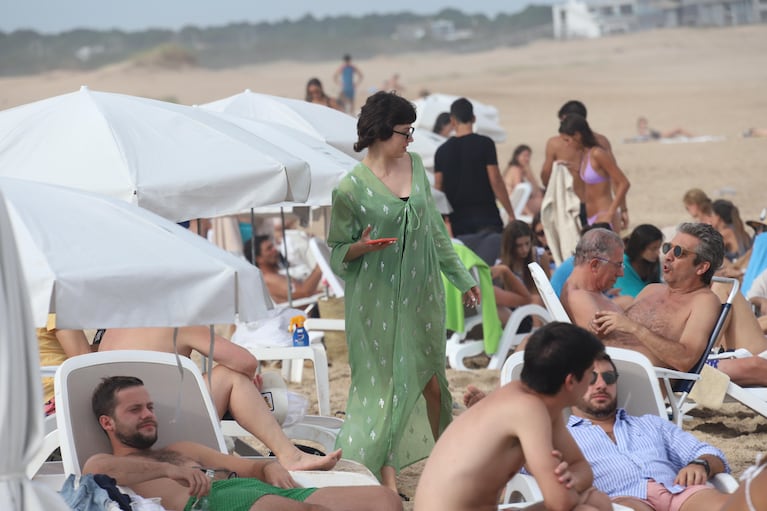 Chino Darín y Úrsula Corberó, romance esteño en las playas de Punta. (Foto: GMPress)