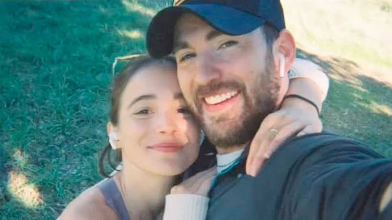 Chris Evans y Alba Baptista (Foto: Twitter)