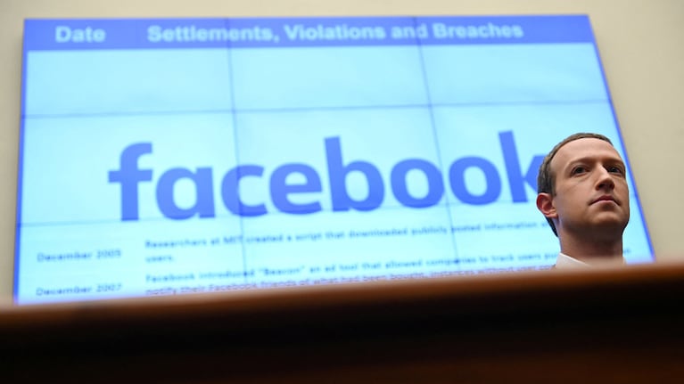 Ciberdelincuentes mantuvieron activa durante un año una página de Facebook falsa que promocionaba la descarga de la herramienta de Inteligencia Artificial (IA) Midjourney.