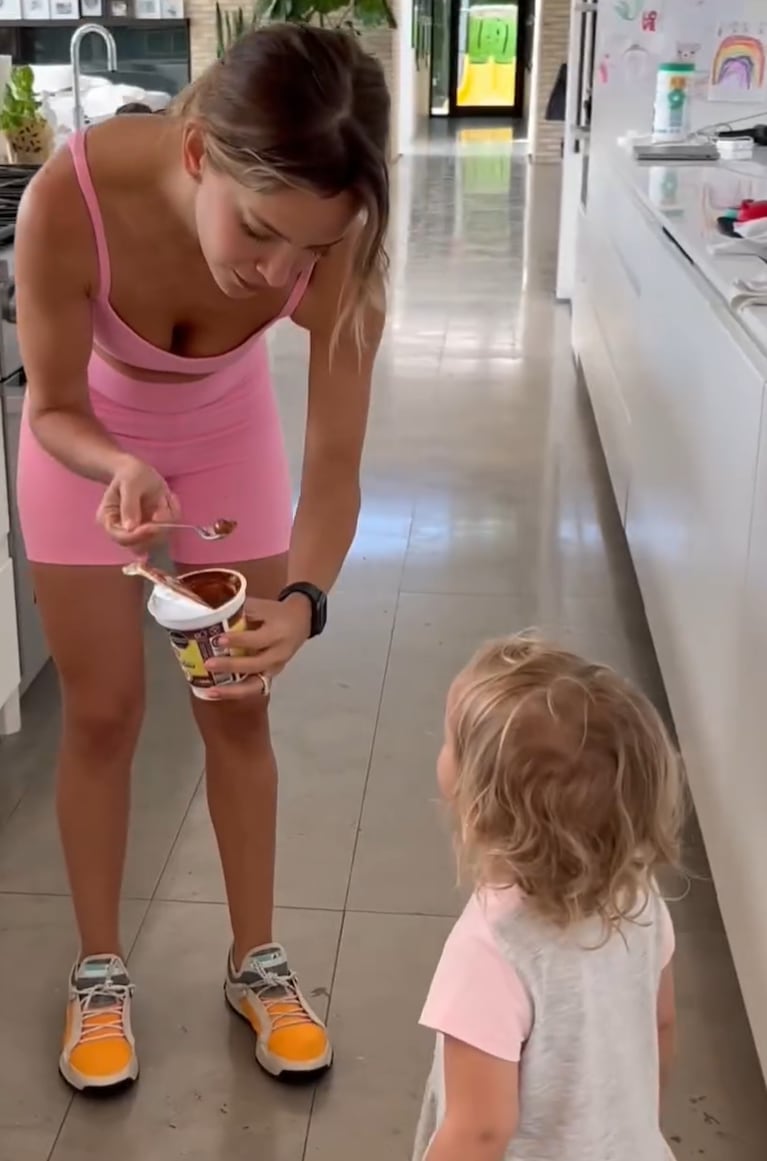 Cielo comiendo dulce de leche.