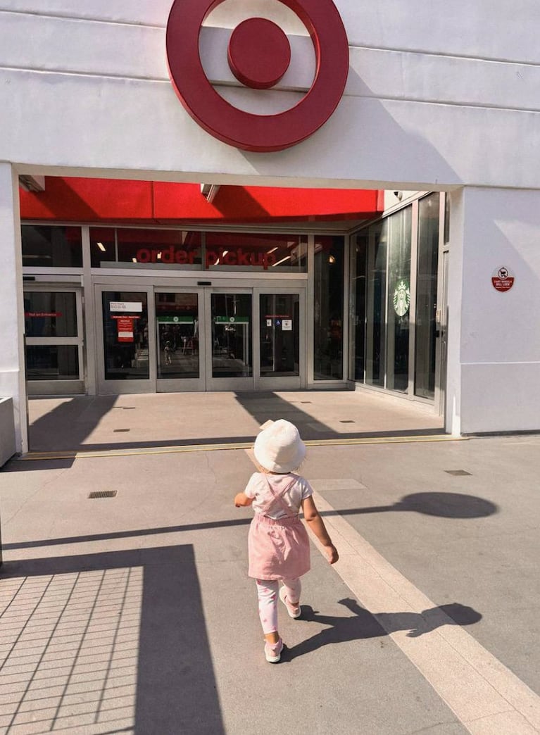 Cielo paseando en familia.