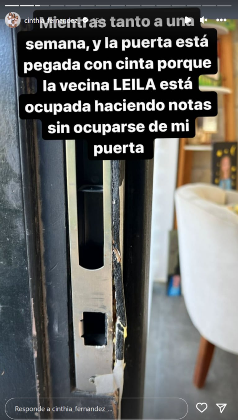 Cinthia Fernández le reclamó a su vecina por no haberle arreglado la puerta de su casa: "Está pegada con cinta"