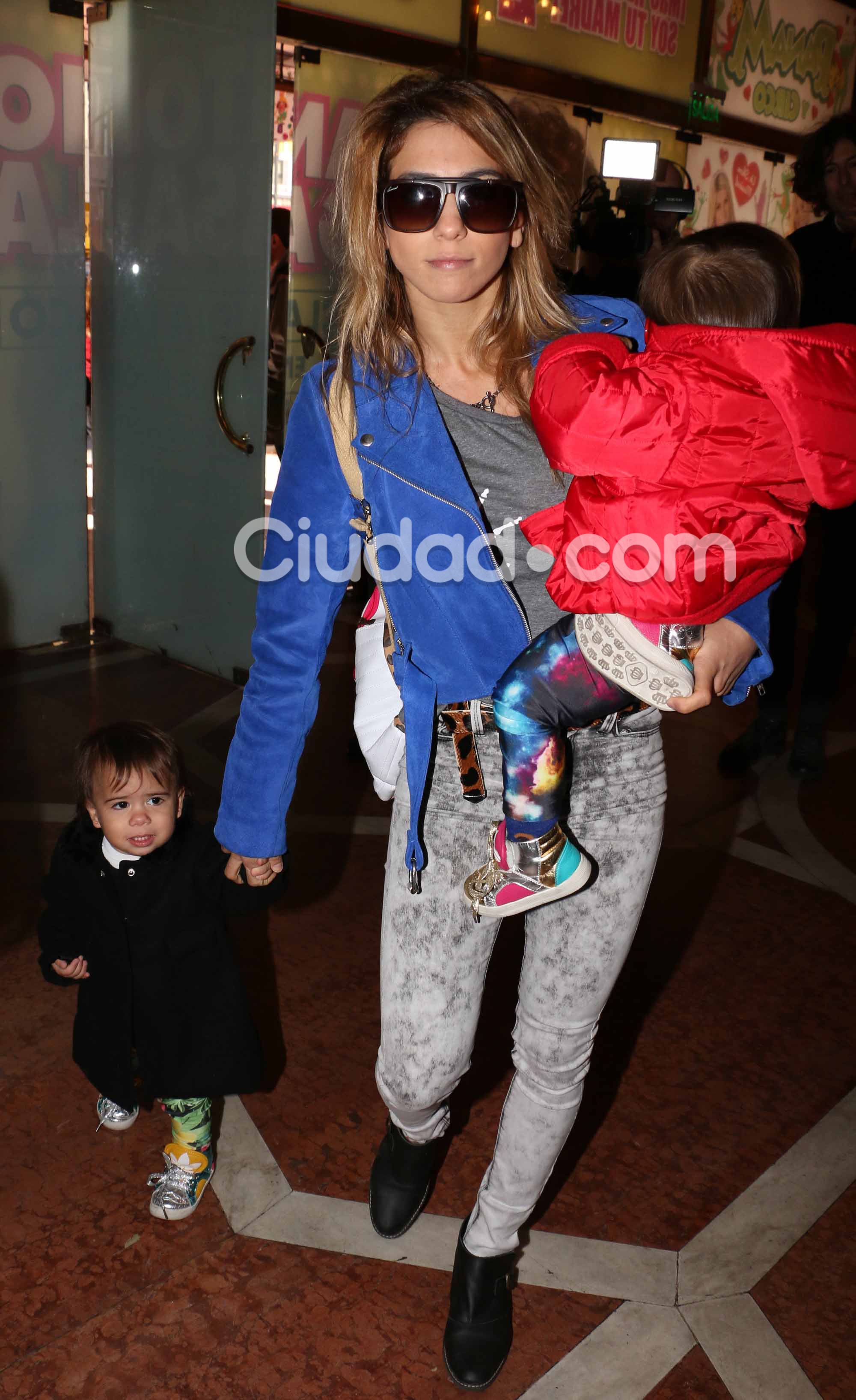 Cinthia Fernández llevó a Charis y Bella a ver Panam y Circo (Foto: Movilpress)