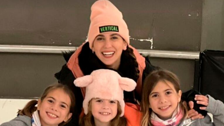 Cinthia Fernández posteó las fotos más divertidas con sus hijas en la nieve de Bariloche.