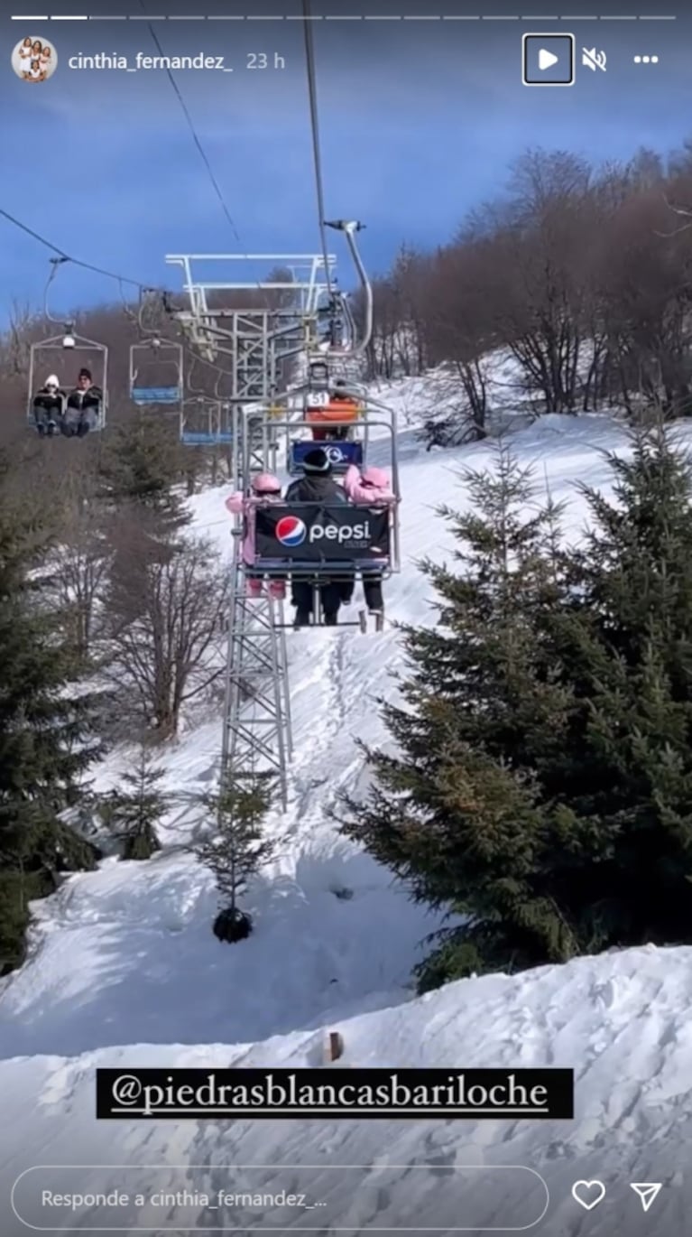 Cinthia Fernández posteó las fotos más divertidas con sus hijas en la nieve de Bariloche