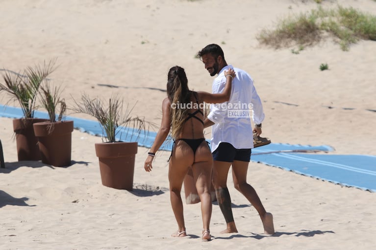 Cinthia Fernández y Roberto Castillo en las playas de Punta del Este.