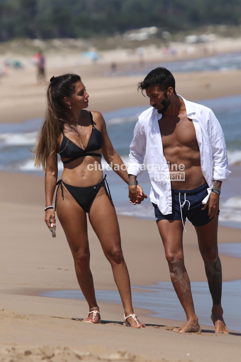 Cinthia Fernández y Roberto Castillo en las playas de Punta del Este.