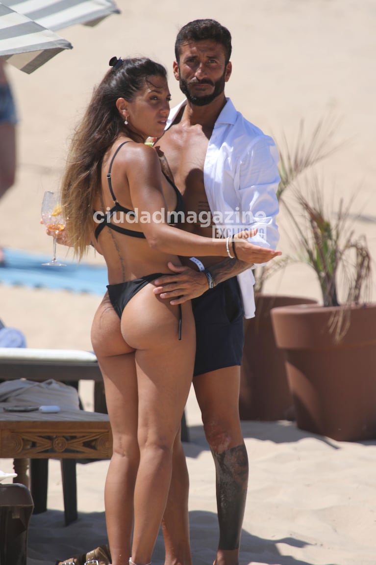 Cinthia Fernández y Roberto Castillo en las playas de Punta del Este.