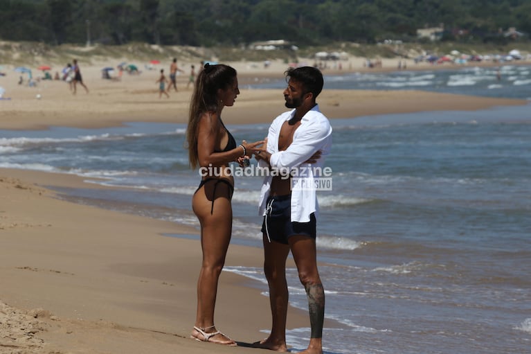 Cinthia Fernández y Roberto Castillo en las playas de Punta del Este.