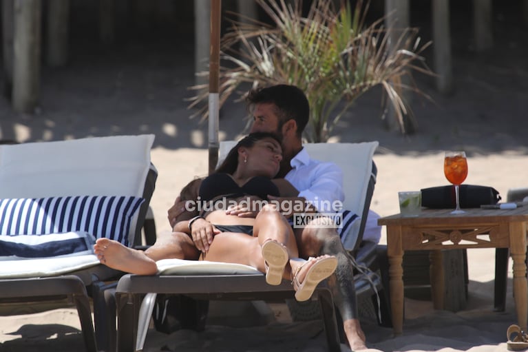 Cinthia Fernández y Roberto Castillo en las playas de Punta del Este.