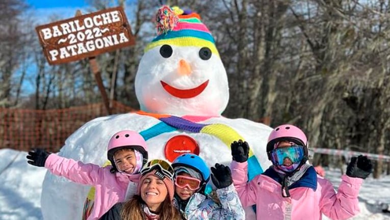 Cinthia Fernández y sus hijas están disfrutando de sus vacaciones en Bariloche.