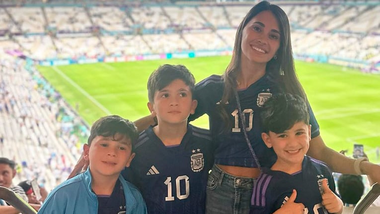 Ciro Messi se coló divertido en la sensual foto de Antonela Roccuzzo en el gym.