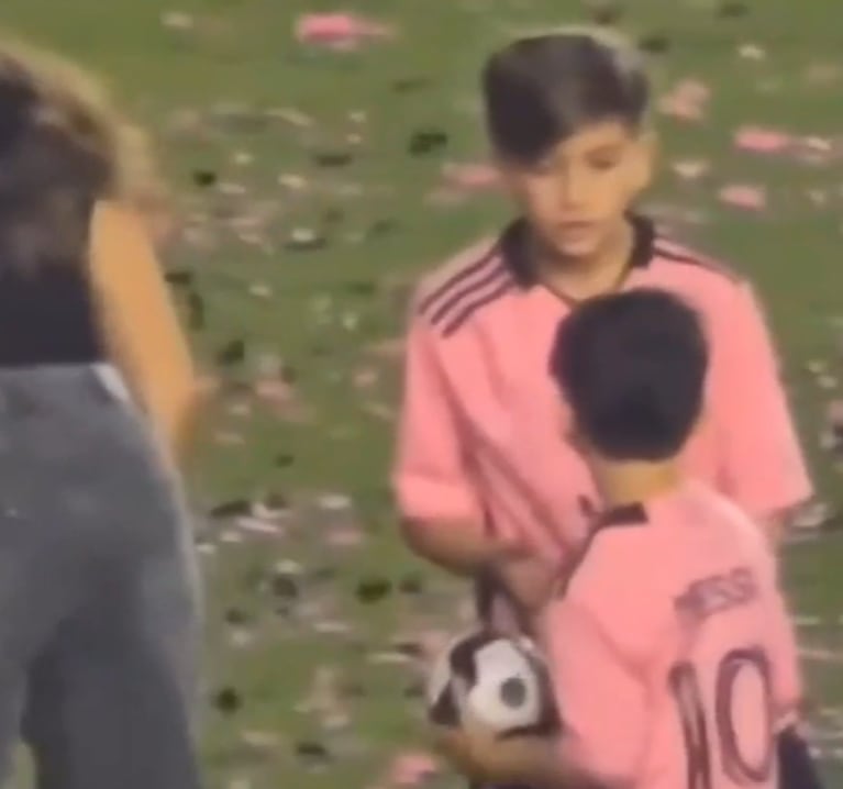 Ciro y Thiago se pelearon por una pelota.