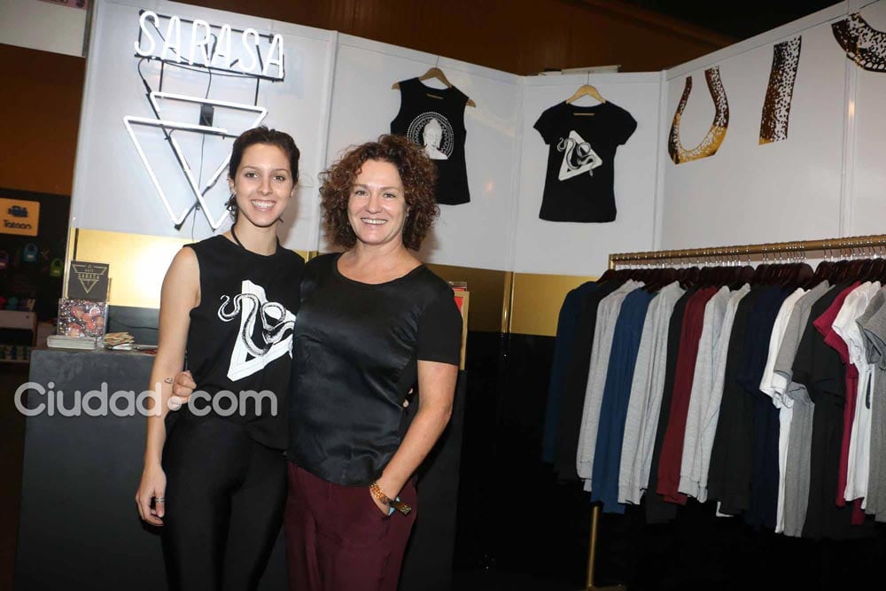 Clara Darín y su mamá Florencia Bas en la feria Puro Diseño. (Foto: Movilpress)