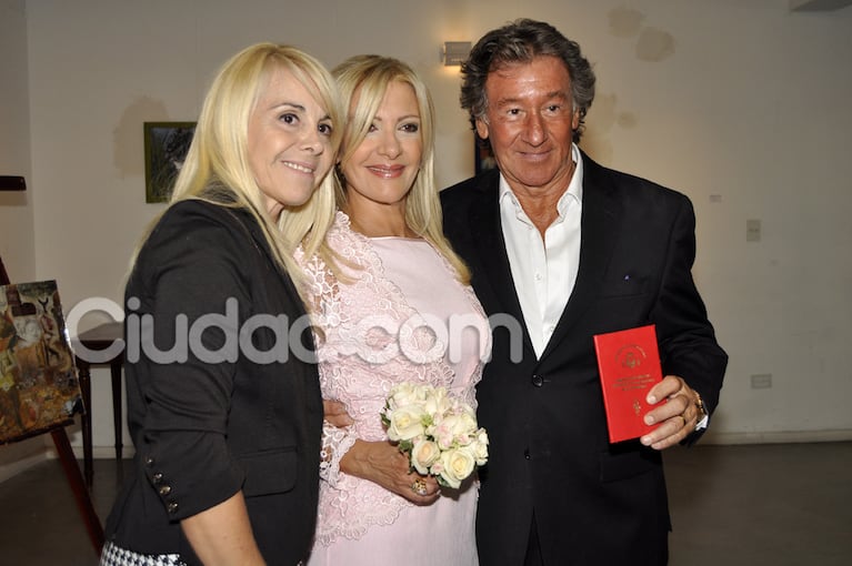 Claudia Villafañe con Susana Rocasalvo y su novio Charly. (Foto: Jennifer Rubio-Ciudad.com)