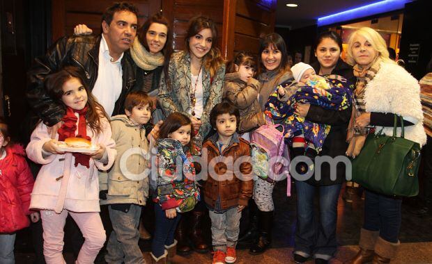 Claudia Villafañe, Giannina Maradona, el pequeño Benjamín y Diego Pérez (Foto: Jennifer Rubio). 