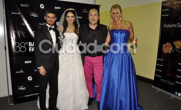 Claudio Cosano con los novios y Nazarena. (Foto: Jennifer Rubio-Ciudad.com)