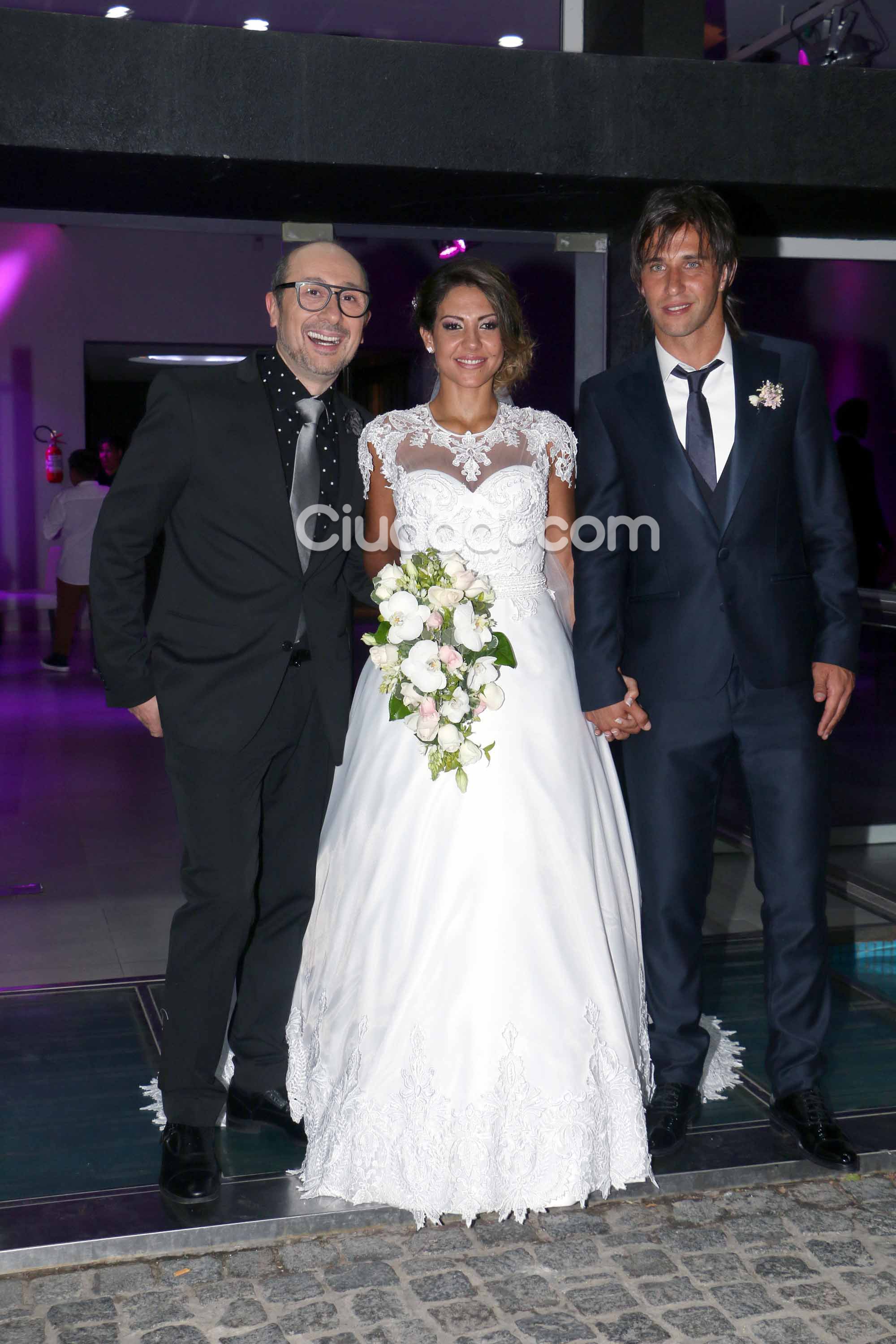 Claudio Cosano junto a Tamara Alves y Patricio Toranzo en su boda. (Foto: Movilpress - Ciudad.com)