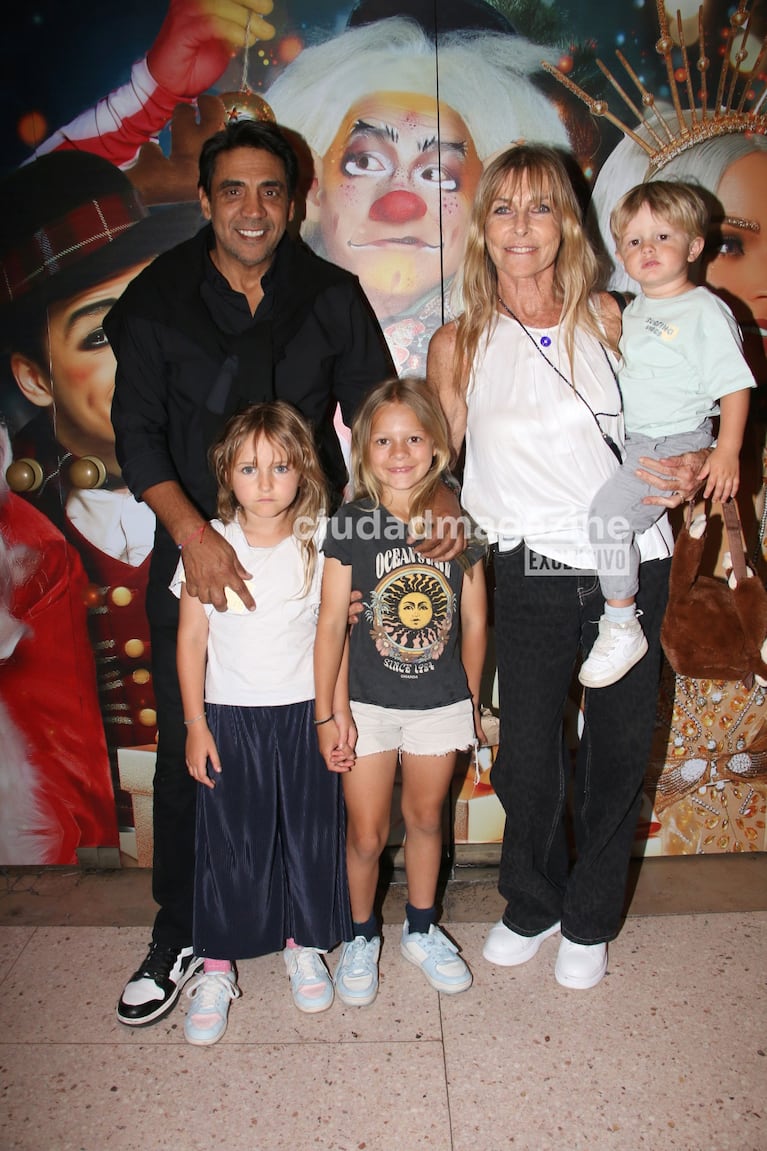 Coco Fernández, Virginia Elizalde y familia en el estreno de Una Mágica Navidad de Flavio y Dionisio Mendoza (Foto: Movilpress).