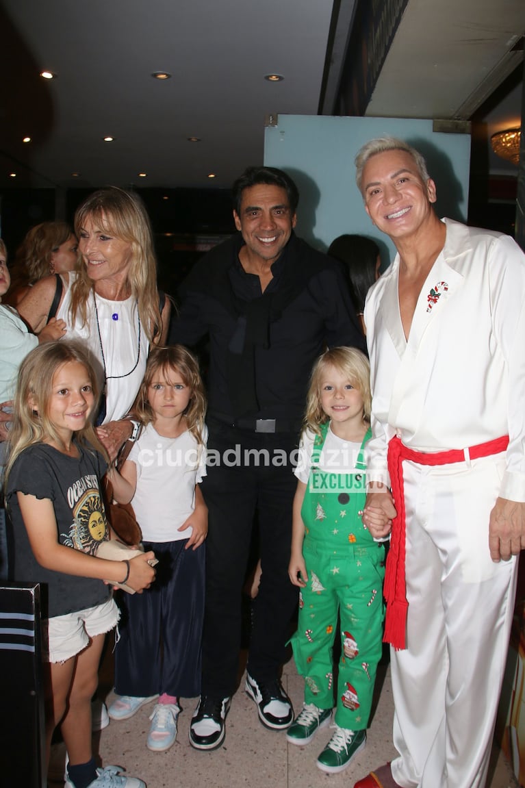 Coco Fernández, Virginia Elizalde y familia en el estreno de Una Mágica Navidad de Flavio y Dionisio Mendoza (Foto: Movilpress).