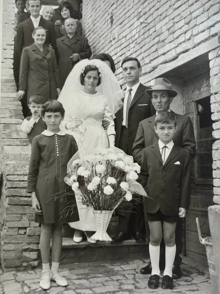 “Con Vero y Antonia estamos parados en el mismo lugar de la foto blanco y negro de cuando se casó mi tía María con Pascual, en esta casa nacieron sus padres, sus hijos y sus nietos”, explicó Corcho.