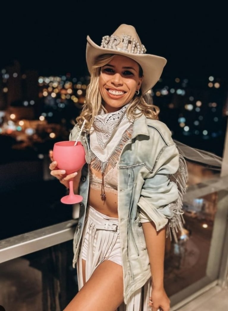 Coni Mosqueira tuvo su despedida de soltera: look cowgirl mega sensual y memes de Alejandro Fantino