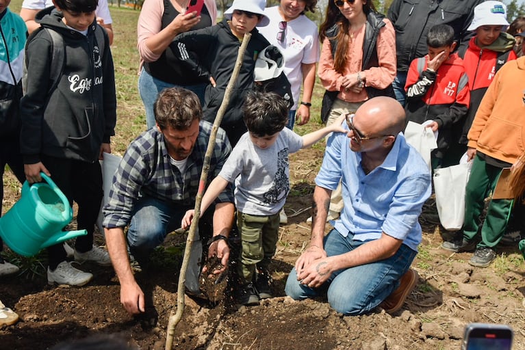 Conmovedor: Abel Pintos y su hijo Agustín plantaron árboles para celebrar la primavera