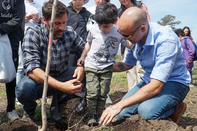 Conmovedor: Abel Pintos y su hijo Agustín plantaron árboles para celebrar la primavera