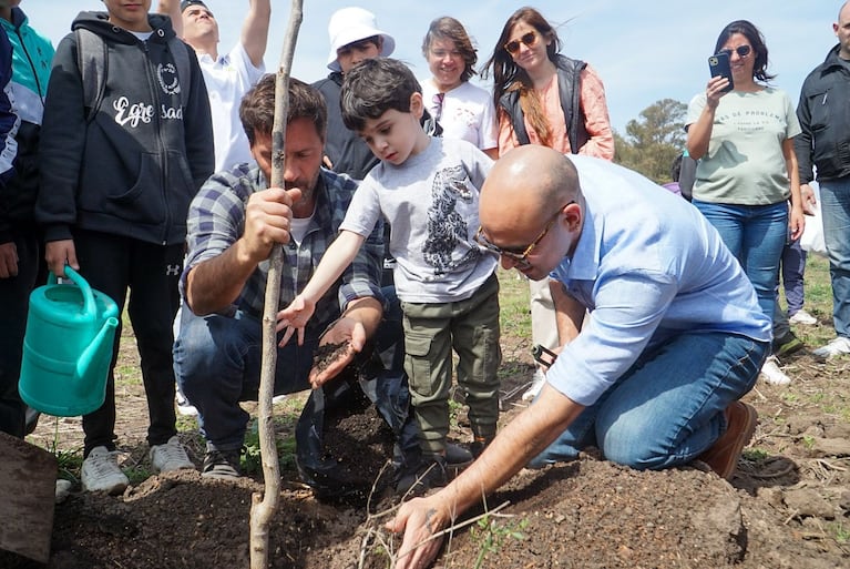 Conmovedor: Abel Pintos y su hijo Agustín plantaron árboles para celebrar la primavera