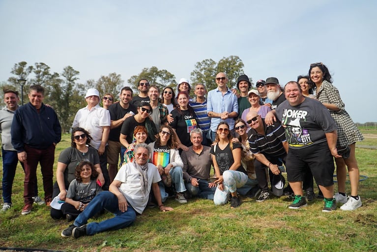 Conmovedor: Abel Pintos y su hijo Agustín plantaron árboles para celebrar la primavera