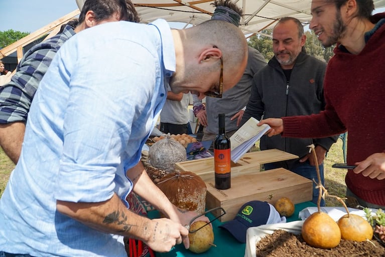 Conmovedor: Abel Pintos y su hijo Agustín plantaron árboles para celebrar la primavera