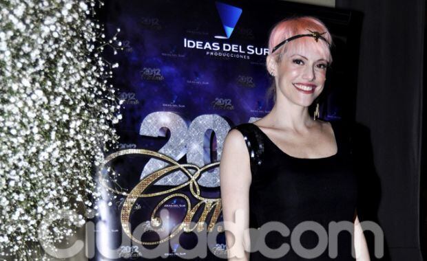 Connie Ansaldi, pelo fucsia, vincha y vestido vintage con transparencias (Foto: Jennifer Rubio). 