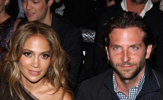 Cooper y JLO en un evento, cuando los rumores comenzaban a correr. 