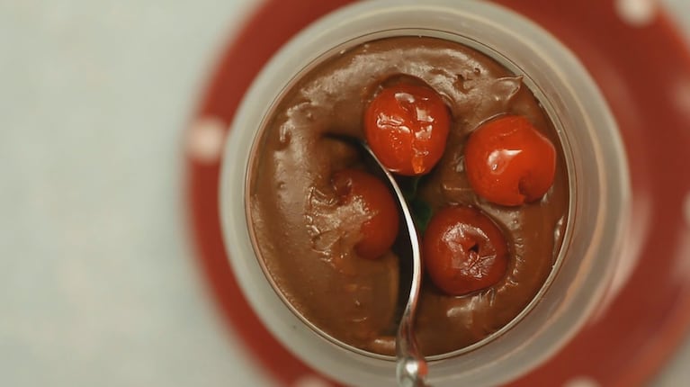 Copa fría de chocolate y vainilla con cerezas al rhum: la receta para un postre exquisito.  