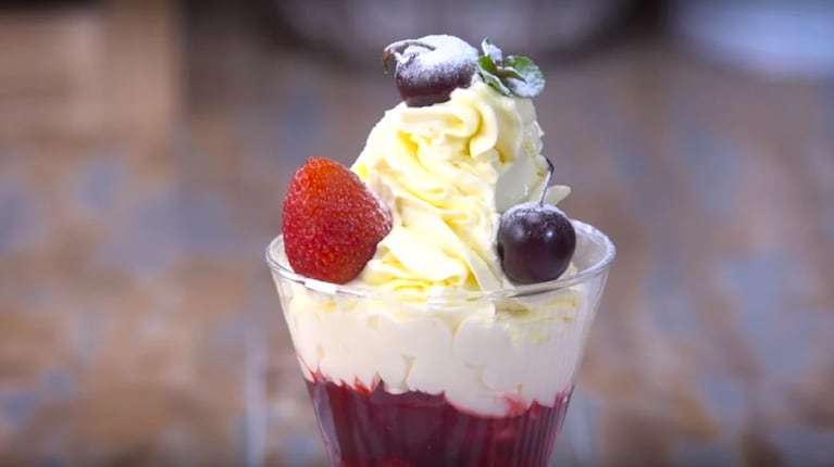 Copa helada de frutos rojos con crema: el paso a paso de una receta simple 