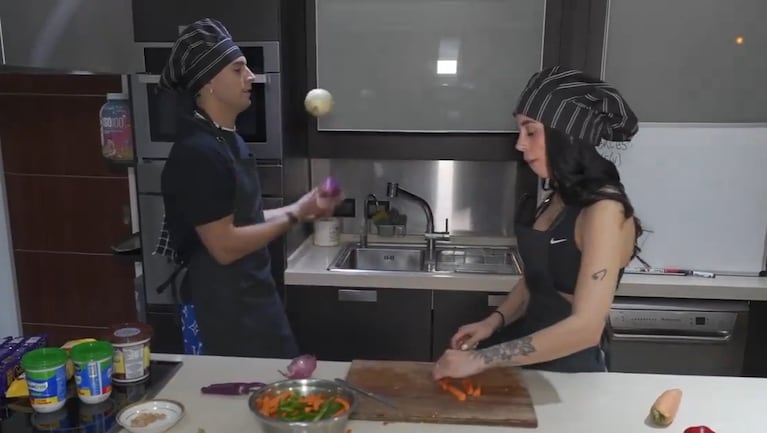 Coscu y Cam cocinando un plato salado.