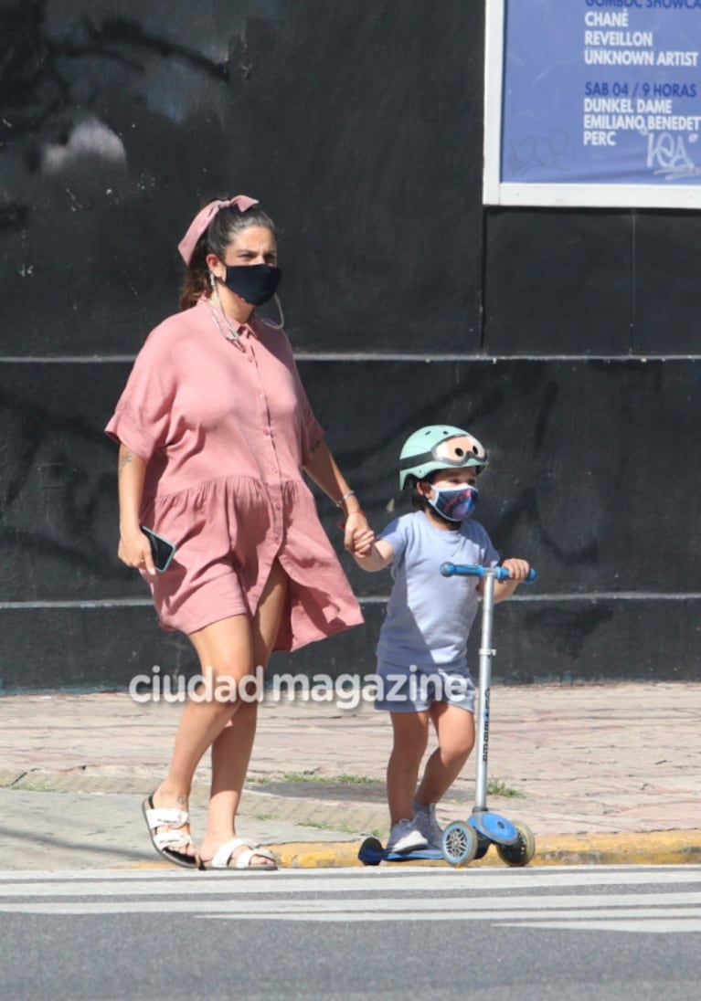 ¡Creció la panza! La tarde de juegos y batidos de Juana Repetto, embarazada de 5 meses, junto a su hijo Toribio