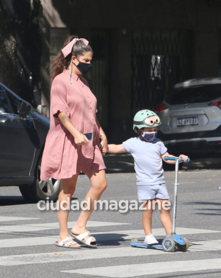 ¡Creció la panza! La tarde de juegos y batidos de Juana Repetto, embarazada de 5 meses, junto a su hijo Toribio