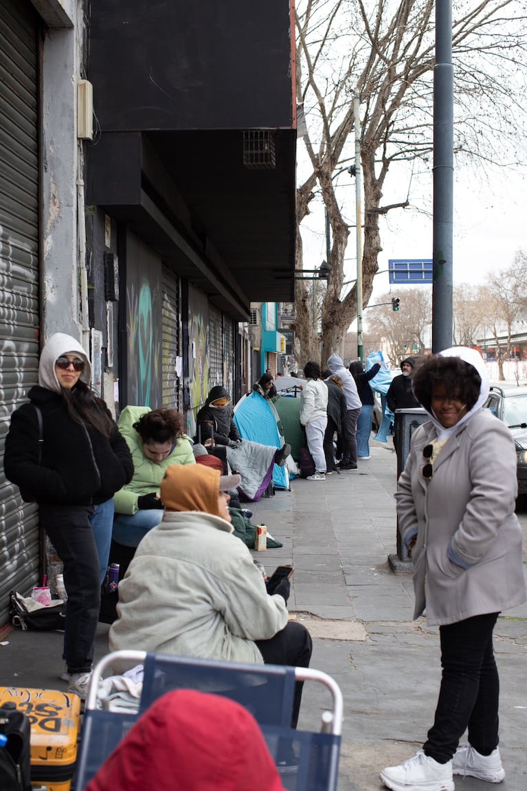 Cris Morena Day: fans acampan en la vereda de Olga, en Palermo, para conseguir sus entradas.