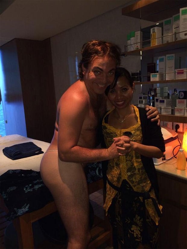 Cristian Castro revolucionó la Web con una foto de él casi desnudo y… ¡con hilo dental! (Foto: Web)