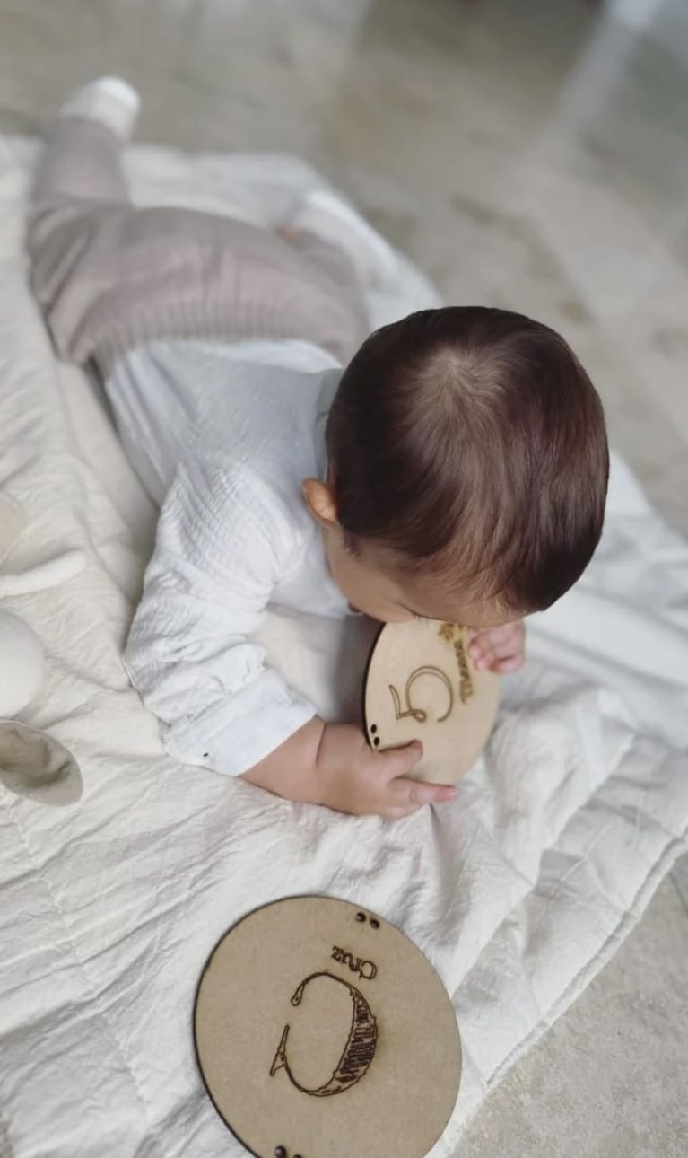 Cruz, el hijo de Nicole y Manu, cumplió 5 meses.