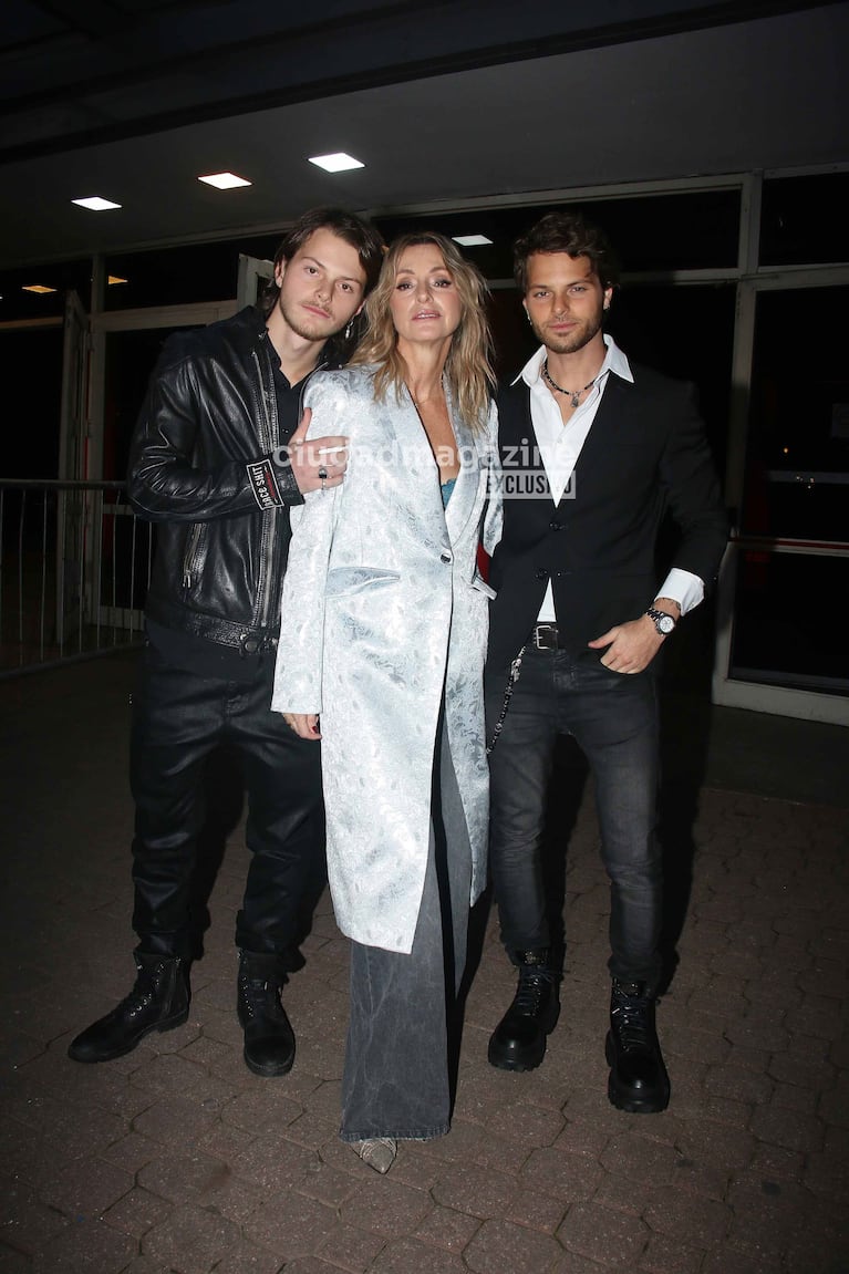 Cynthia Kern con sus hijos Mika y Luca Bonomi en el BAFWEEK (Foto: Movilpress).