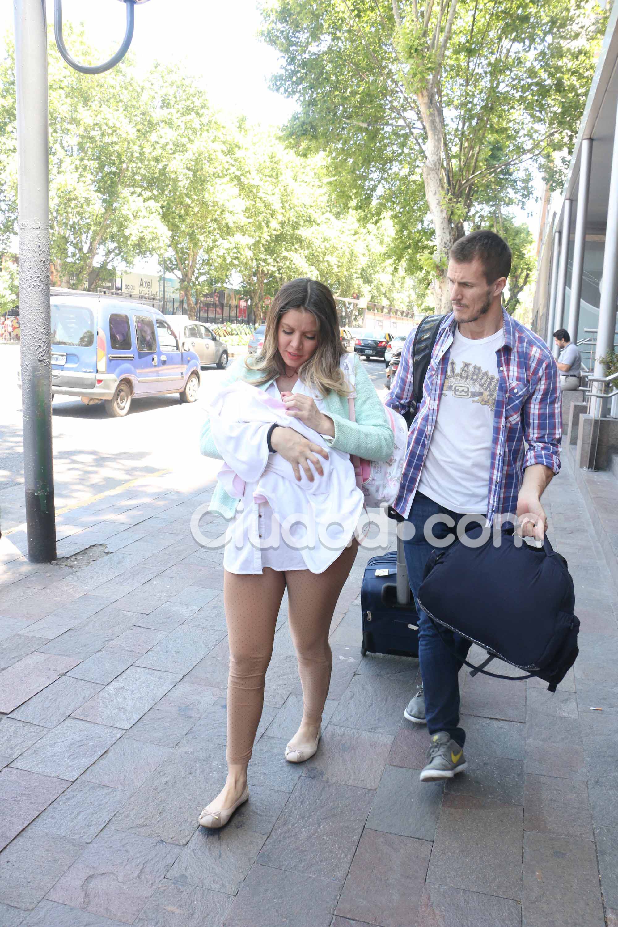 Dallys Ferreira presentó a su beba, India, junto a su novio Nicolás (Fotos: Movilpress). 