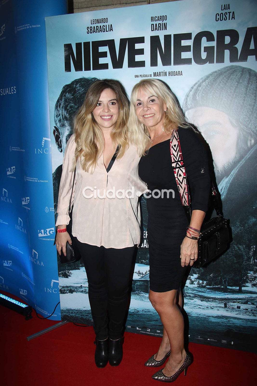 Dalma Maradona y Claudia Villafañe en la avant premiere de Nieve Negra. (Foto: MovilPress - Ciudad.com)