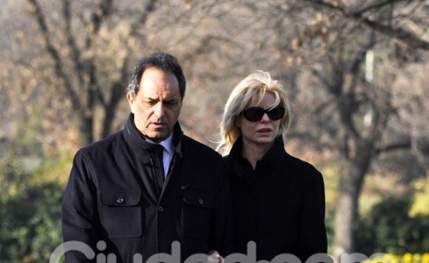 Daniel Scioli y Karina Rabolini, en el último adiós a Federico Ribero. (Foto: Jennifer Rubio-Ciudad.com)