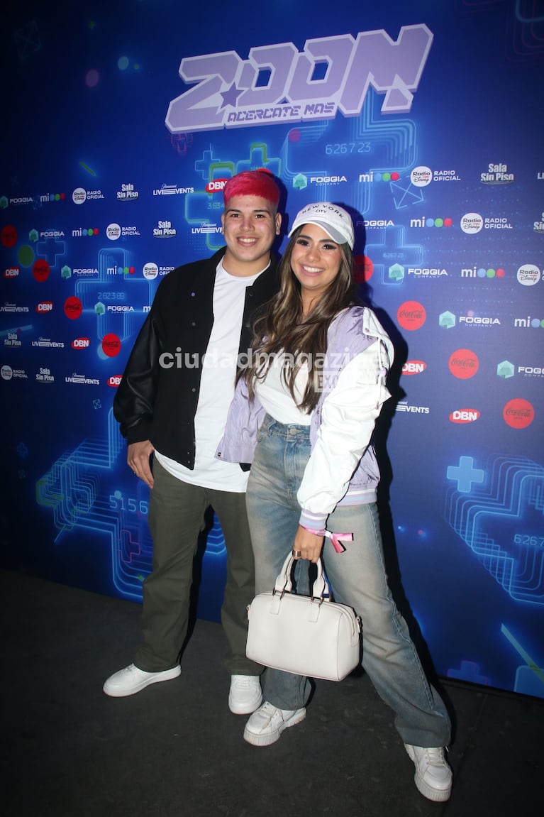 Daniela Celis y Thiago Medina en el estreno de Zoom, Acércate Más (Foto: Movilpress).