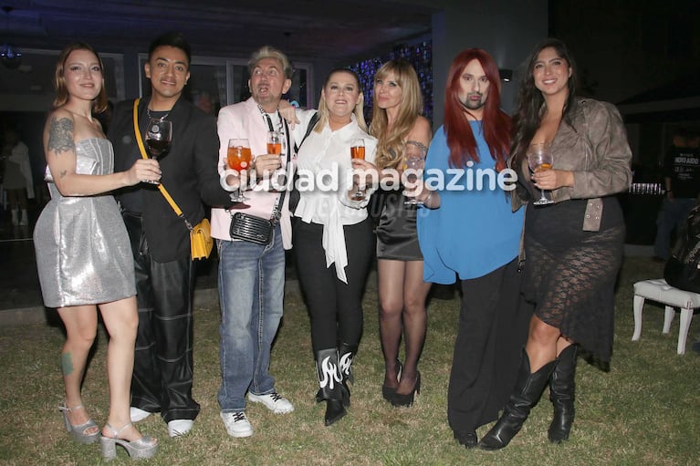 Daniela la cantante celebró con el staff de Gossip (Foto: Movilpress)