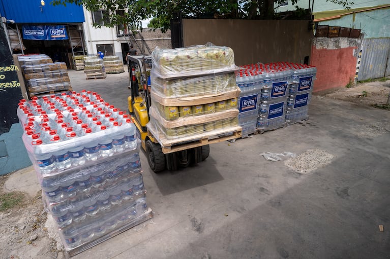 Dante Gebel donó toneladas de insumos esenciales para asistir a las familias de Bahía Blanca