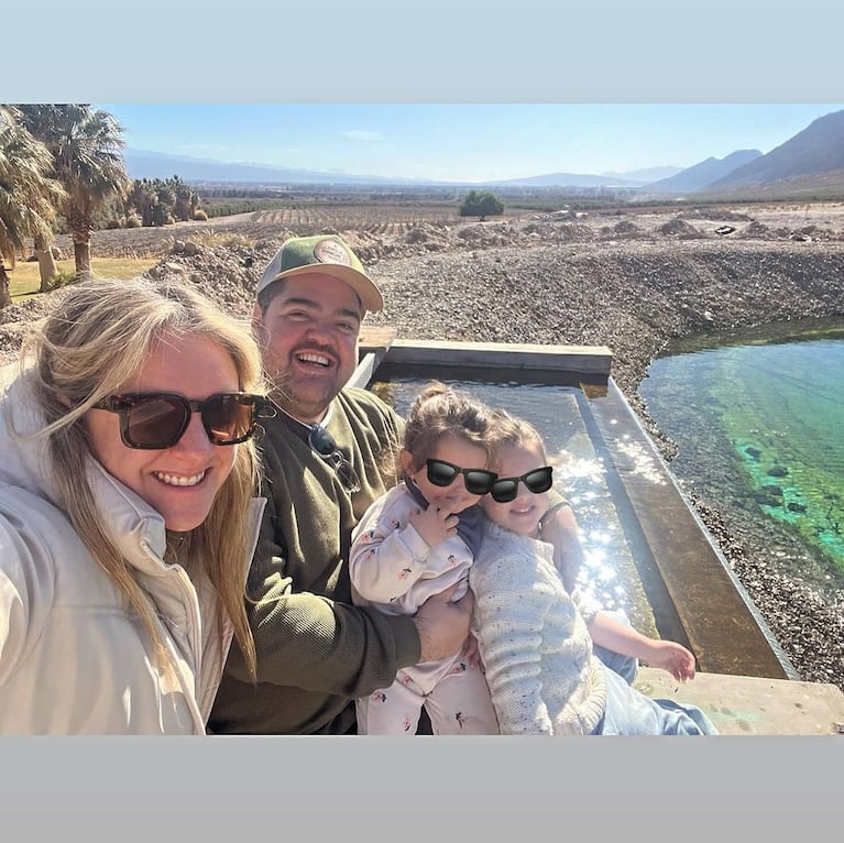 Darío Barassi con su esposa y sus dos hijas.